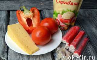 Салат красное море с крабовыми палочками, сыром и помидорами — рецепт с фото