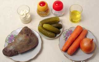 Салат «Обжорка» с печенью и солеными огурцами слоями