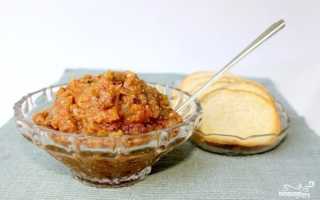 Икра из печеных баклажан и свежих помидор с чесноком