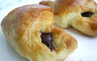 Как сделать круассаны из слоеного теста с начинкой в домашних условиях (13 рецептов)