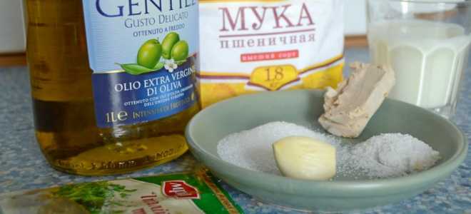 Фокачча на кефире с чесноком в духовке с итальянскими травами