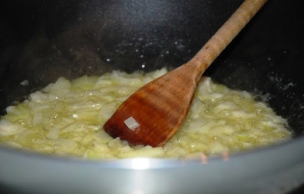 Как сделать подливу из муки, томатной пасты, воды, кетчупа с мясом, курицей, сосисками. Рецепты