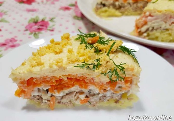 ломтик салата Мимоза с сайрой