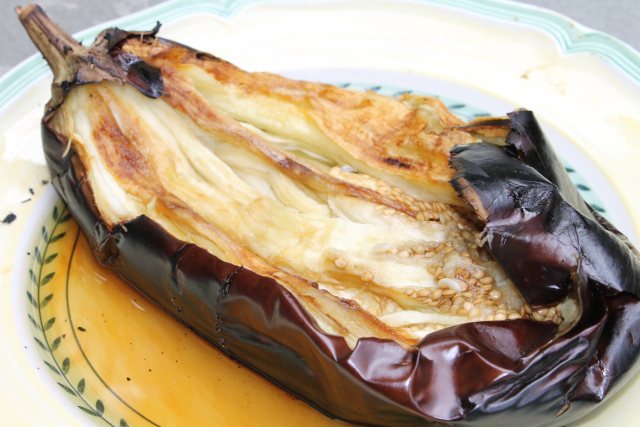 печеный на гриле баклажан