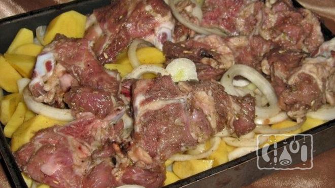 Рёбрышки с картошкой в духовке