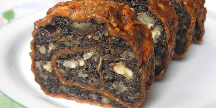 Рулет с начинкой из мака и орехами