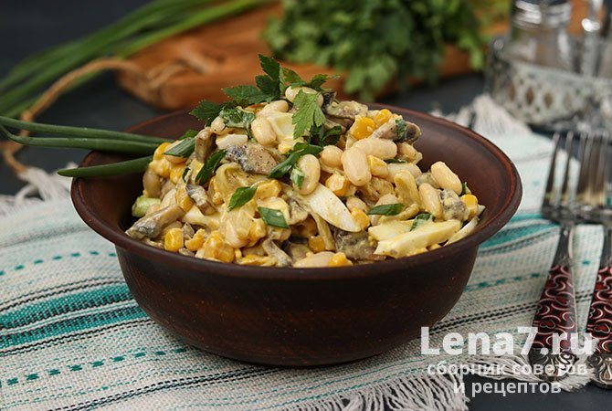 Салат с фасолью, грибами, кукурузой и яйцами