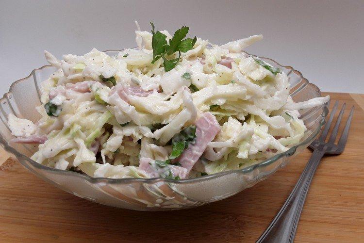 Салат с капустой, ветчиной и колбасой