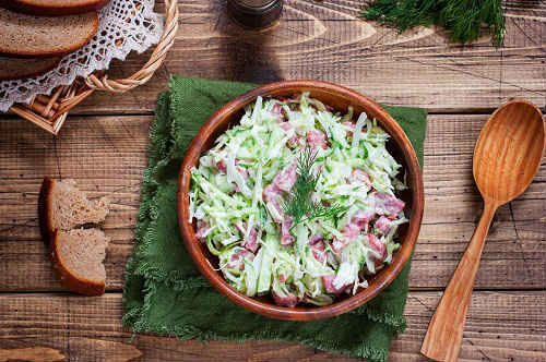 салат с копченой колбасой и огурцами