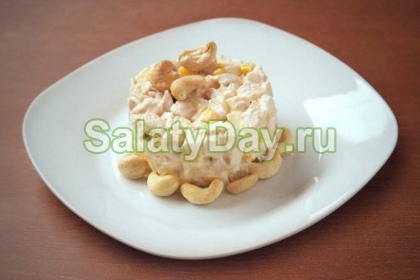 Салат в стиле фьюжн с орехами кешью