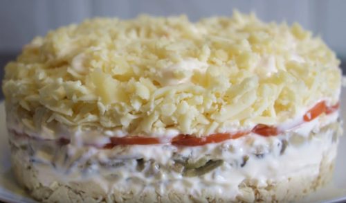 Слоеный салат с курицей, грибами и помидорами