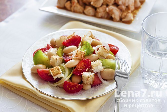 Закусочный салат с белой фасолью, сухариками и помидорами