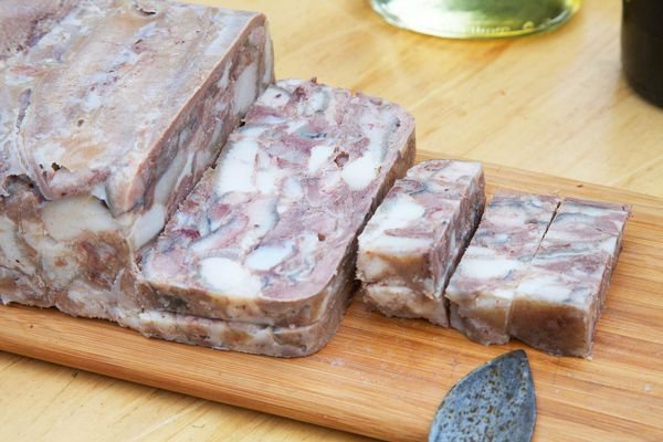 Зельц из свиной головы в домашних условиях. Рецепт в бутылке, пищевой пленке с желатином, овощами, ливером, печенью