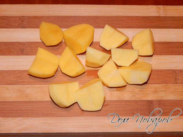 Разрезаем картофелину на половинки Разрезаем картофелину на половинки