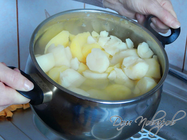 В горячий отварной картофель добавляем масло В горячий отварной картофель добавляем масло