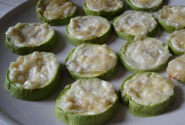 «Жареные» кабачки с чесноком и майонезом