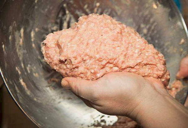 Отбивание фарша