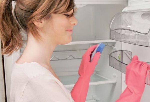чистка внутренних камер холодильника