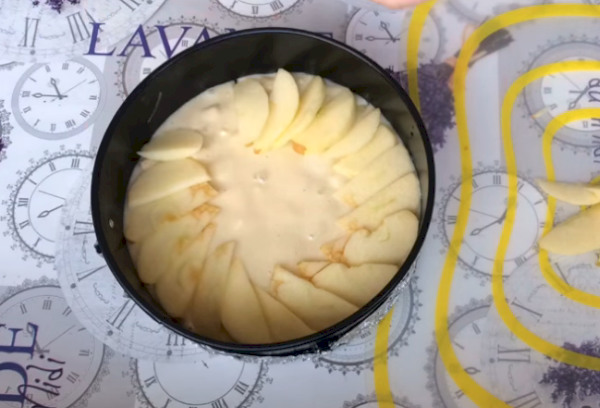 Рецепт шарлотки без яиц