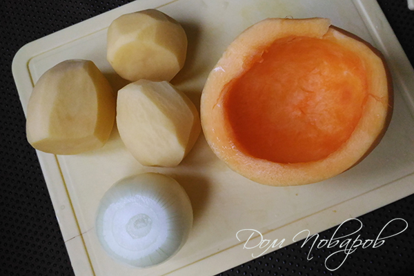 Очищенные тыква, лук и картофель