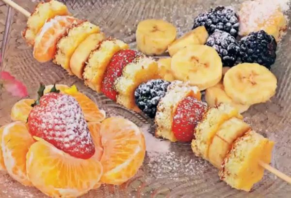 Посыпанные пудрой фрукты