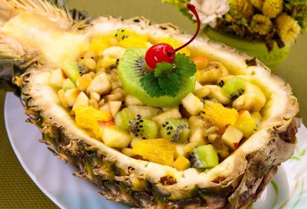 Лодочка фрукты в ананасе