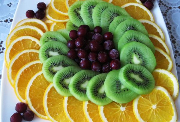 Нарезанные фрукты в виде сердца