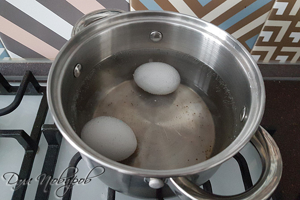 Яйца варятся в кастрюле
