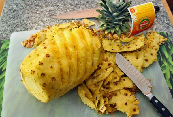 ананас без верхушки и кожуры