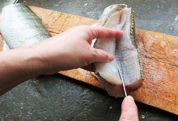 отделение филе рыбы