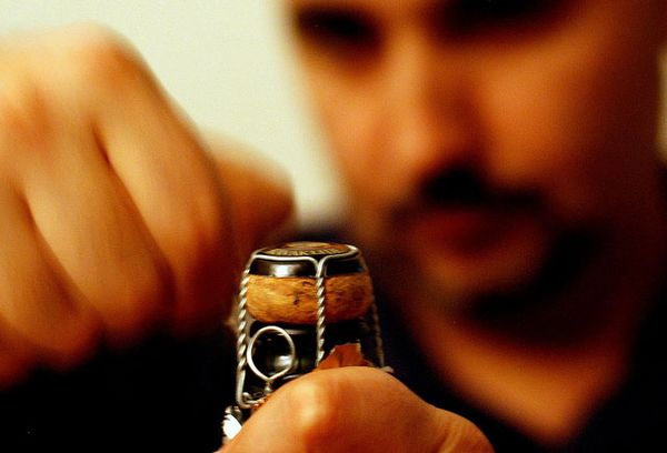 Как открыть игристое вино