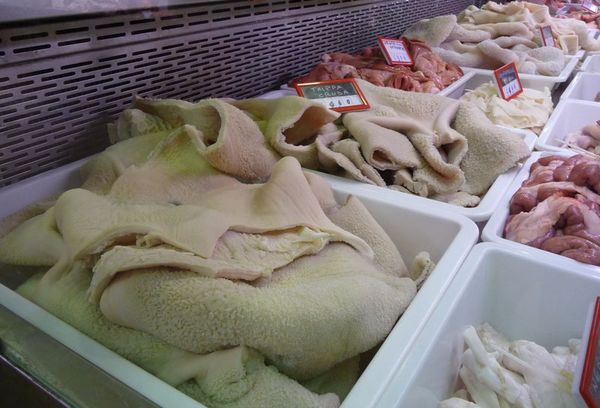 требуха на витрине магазина