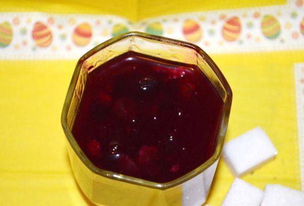 стакан с напитком из ягод