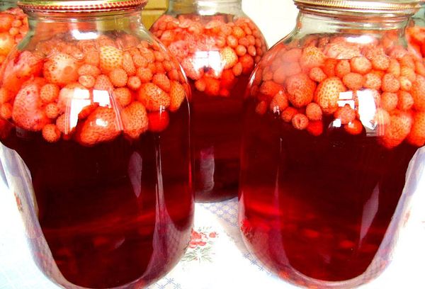 Трехлитровые банки с компотом