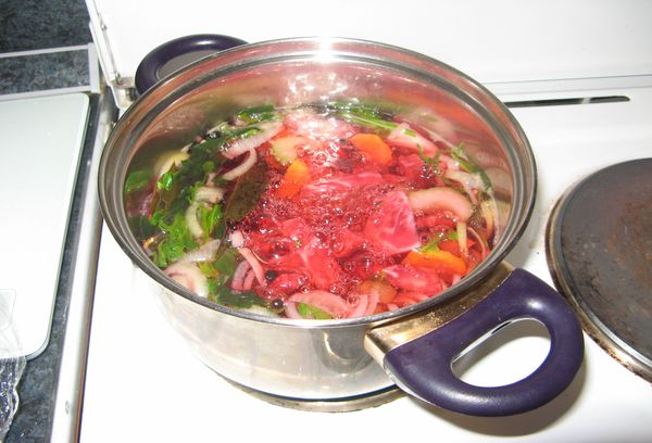 овощи для бульона в кастрюле