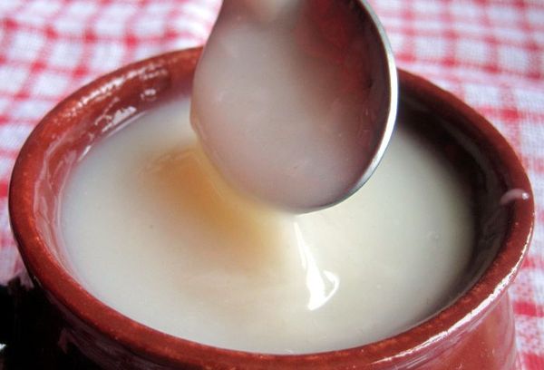 кисель в керамической посуде