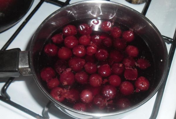 варка вишневого сиропа