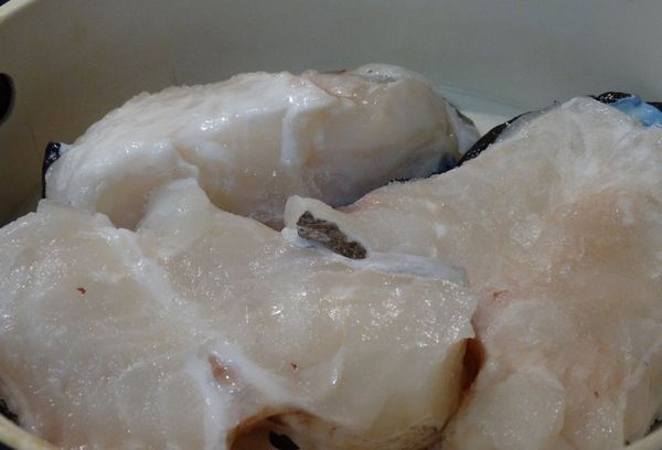 нарезанные куски рыбы