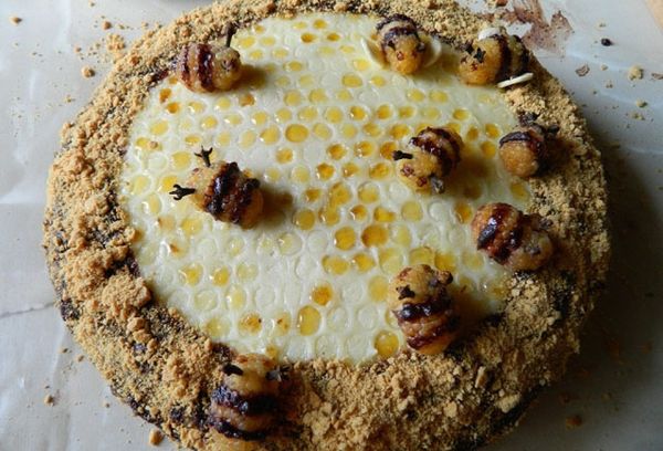 Медовик с пчелками и сотами