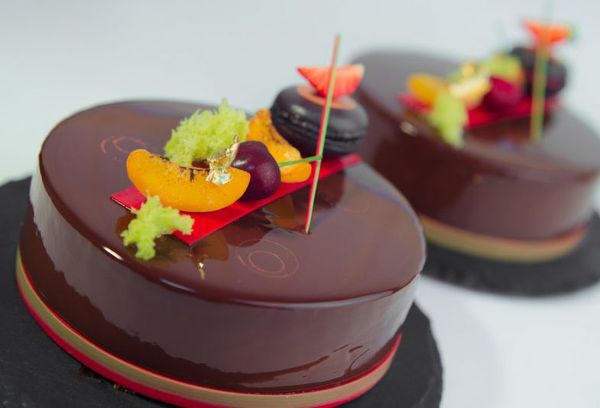 Торт с глазурью и фруктами