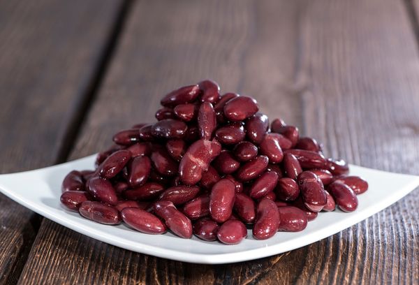 красные бобы на тарелке
