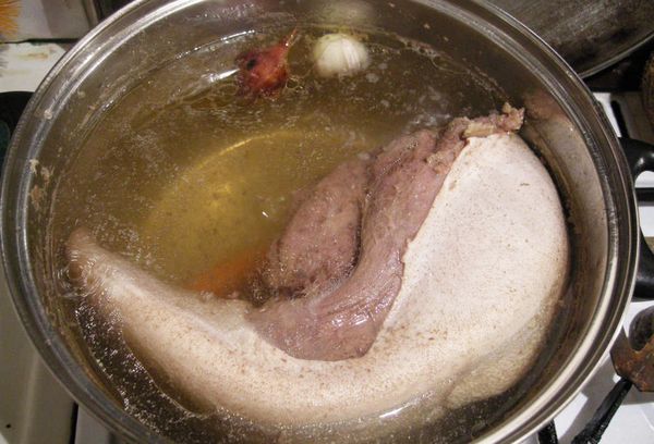 говяжий язык вариться в кастрюле