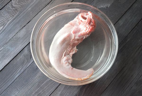 свиной язык в миске с водой