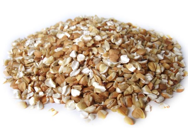 рассыпанная на столе гречка