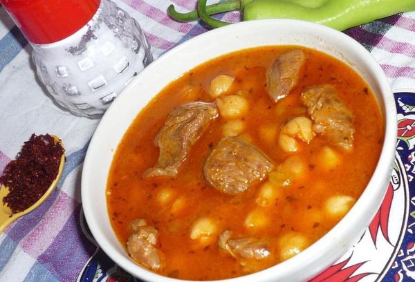 Телятина с нутом под томатным соусом