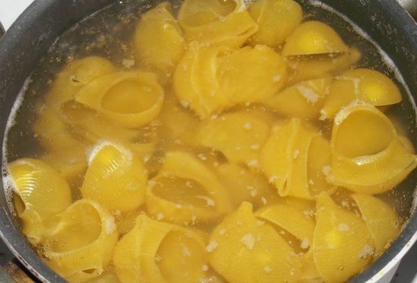 макароны в воде