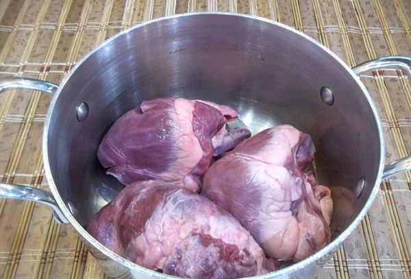 свиное сердце в кастрюле