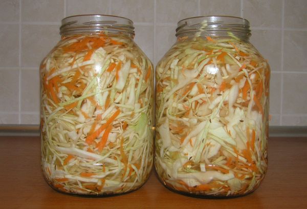 засоленная капуста в стеклянных банках