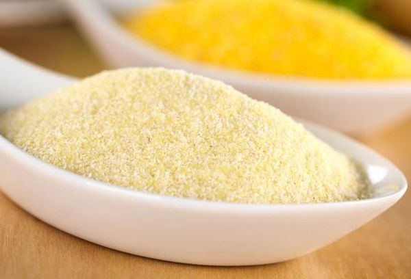 манка на большой керамической ложке