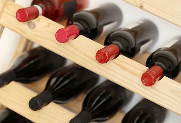 бутылки с вином в горизонтальном положении